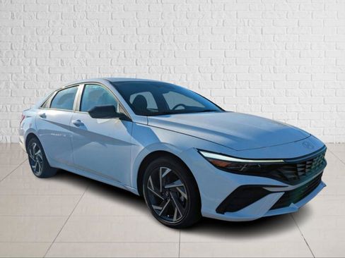 Certified 2025 Hyundai Elantra SEL FWD image 1