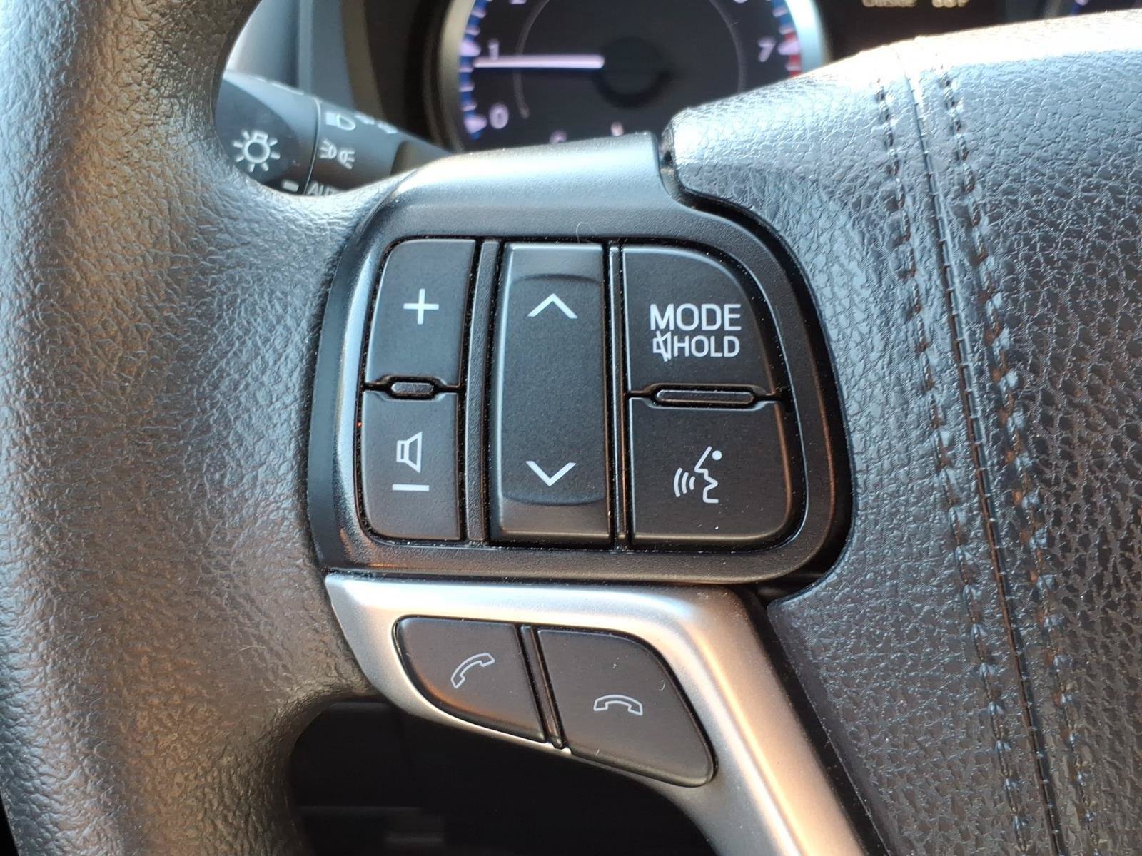 Used 2019 Toyota Highlander LE AWD/4WD image 14