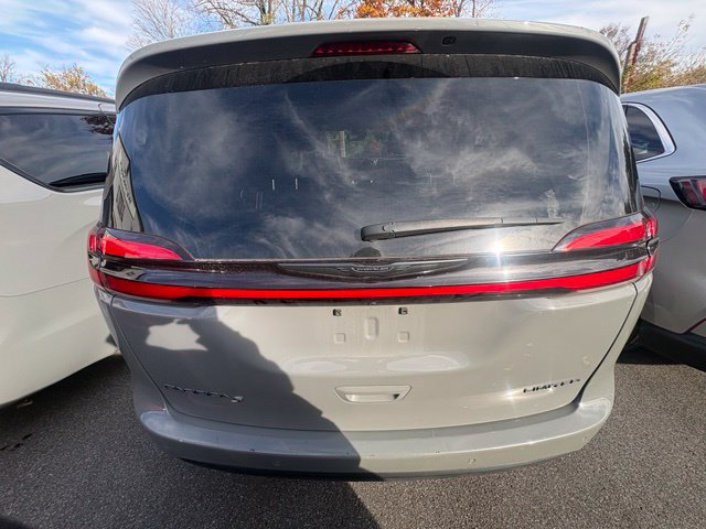 Used 2025 Chrysler Pacifica Limited FWD image 28
