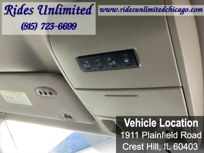 Used 2014 Chrysler Town & Country Touring FWD image 31