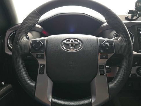 Used 2018 Toyota Tacoma SR5 AWD/4WD image 11