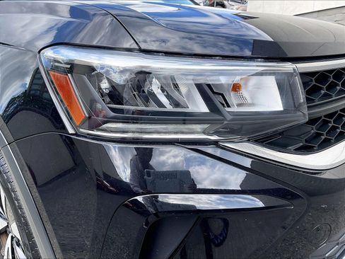 Certified 2022 Volkswagen Taos SE FWD image 27