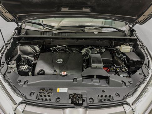 Used 2019 Toyota Highlander XLE AWD/4WD image 50