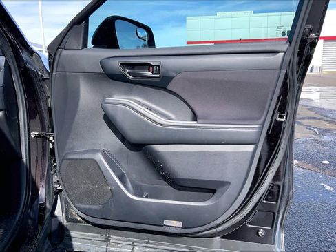 Used 2022 Toyota Highlander LE image 23