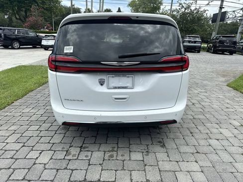 Used 2024 Chrysler Pacifica Touring FWD image 35