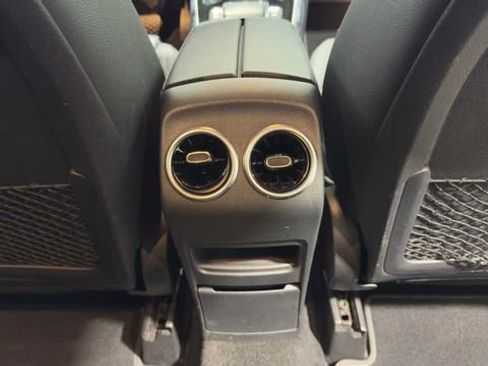 Used 2022 Mercedes-Benz GLB 250 image 18