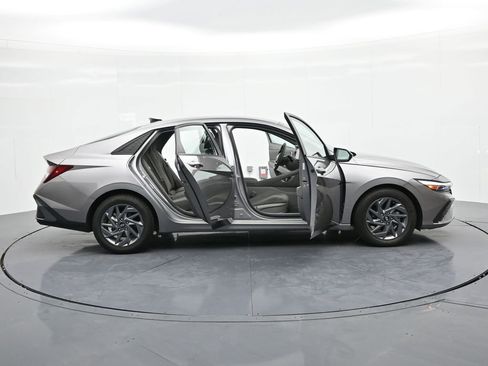 Used 2024 Hyundai Elantra SEL image 25