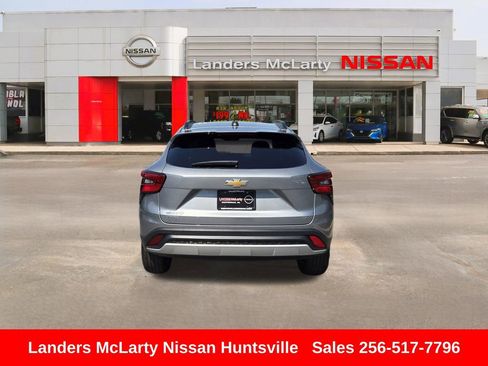 Used 2025 Chevrolet Trax LT FWD image 5