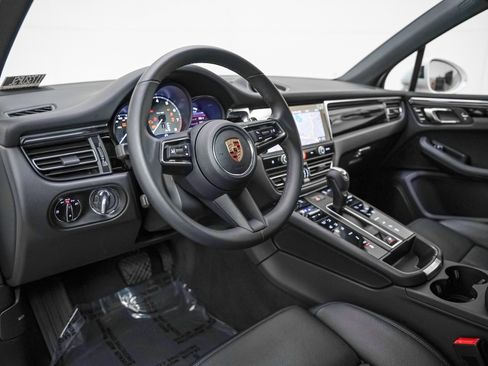 Certified 2025 Porsche Macan S image 4
