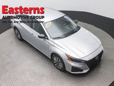 Used 2024 Nissan Altima 2.5 SV image 3