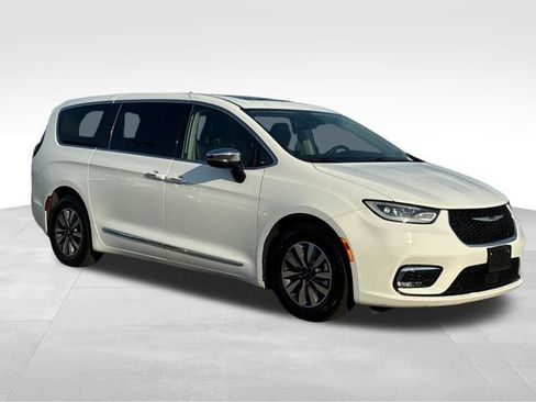 Used 2023 Chrysler Pacifica Limited FWD image 7