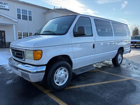 Used 2003 Ford E-350 and Econoline 350 Club Wagon image 2
