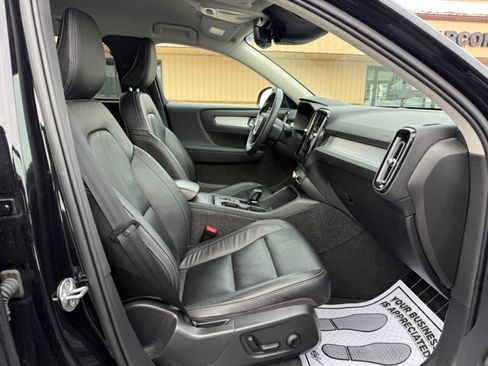 Used 2022 Volvo XC40 T5 Momentum AWD/4WD image 11
