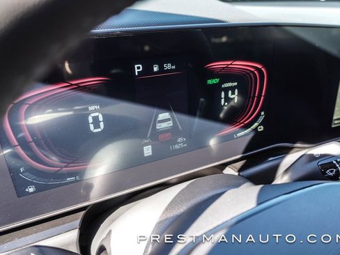 Used 2025 Kia Niro EX image 35