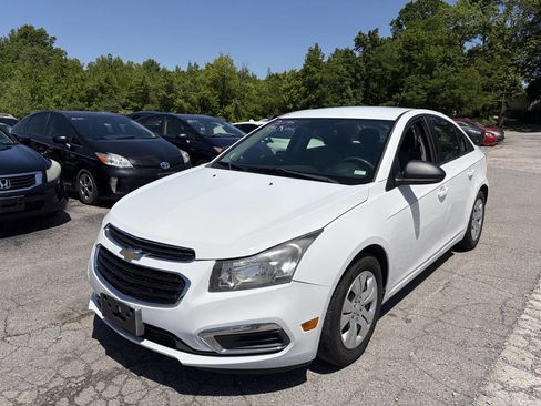 Used 2015 Chevrolet Cruze LS FWD image 2