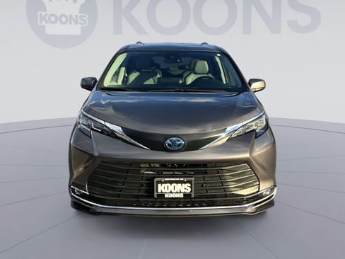 Used 2022 Toyota Sienna XLE image 11