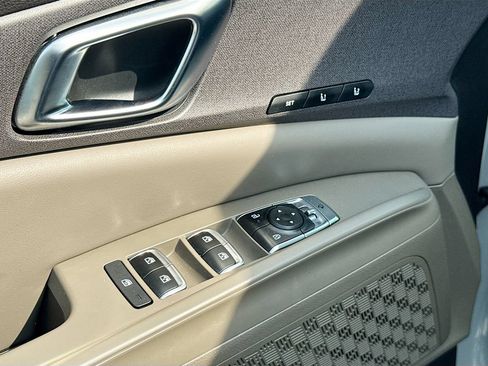 Certified 2026 Kia Carnival EX FWD image 21