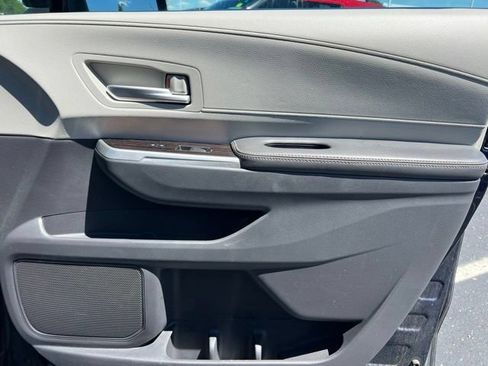 Used 2022 Toyota Sienna XLE w/ XLE Plus Package FWD image 32