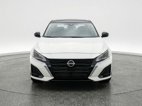 Used 2025 Nissan Altima 2.5 SV FWD image 2