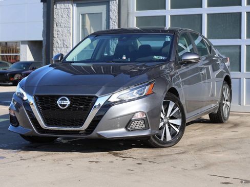 Used 2022 Nissan Altima 2.5 SV w/ SV Premium Package image 3