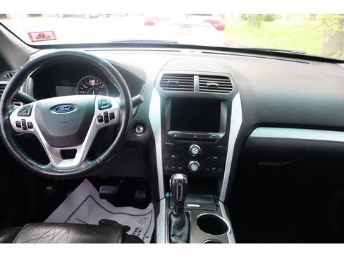Used 2014 Ford Explorer XLT w/ Equipment Group 202A AWD/4WD image 7