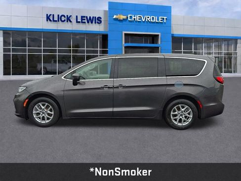 Used 2023 Chrysler Pacifica Touring-L FWD image 4