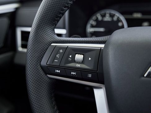 New 2025 Mitsubishi Outlander SE image 35