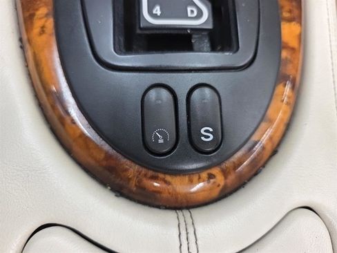 Used 2000 Jaguar XK8 Convertible image 17