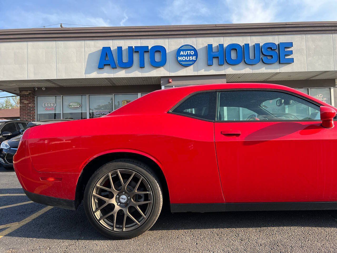 Used 2015 Dodge Challenger SXT RWD image 31