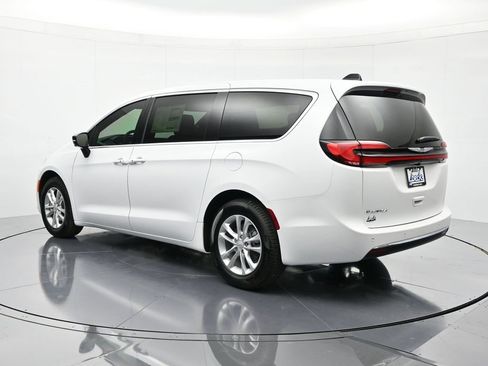 New 2026 Chrysler Pacifica Select image 8