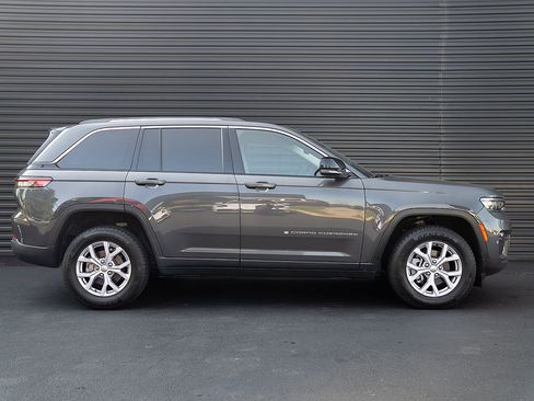 Used 2022 Jeep Grand Cherokee Limited AWD/4WD image 26