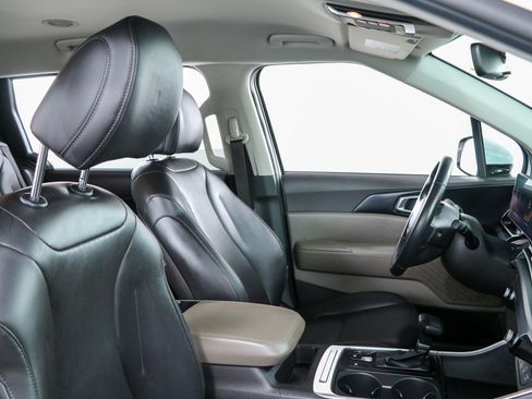 Used 2025 Kia Carnival FWD image 27