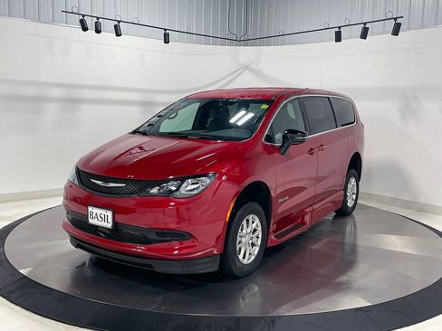 Used 2026 Chrysler Voyager LX image 3