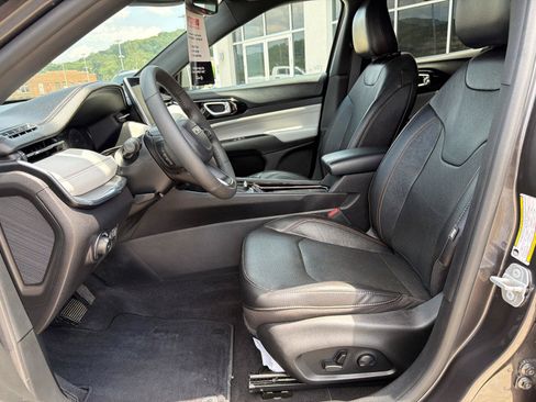 Used 2023 Jeep Compass Limited w/ Elite Group AWD/4WD image 18