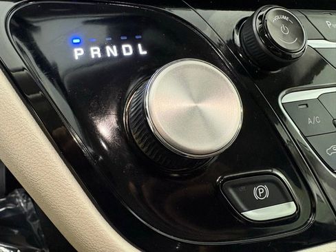 Used 2024 Chrysler Pacifica Touring-L image 31