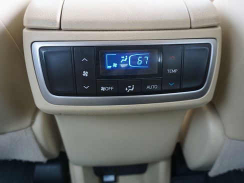 Used 2019 Toyota Highlander XLE FWD image 15