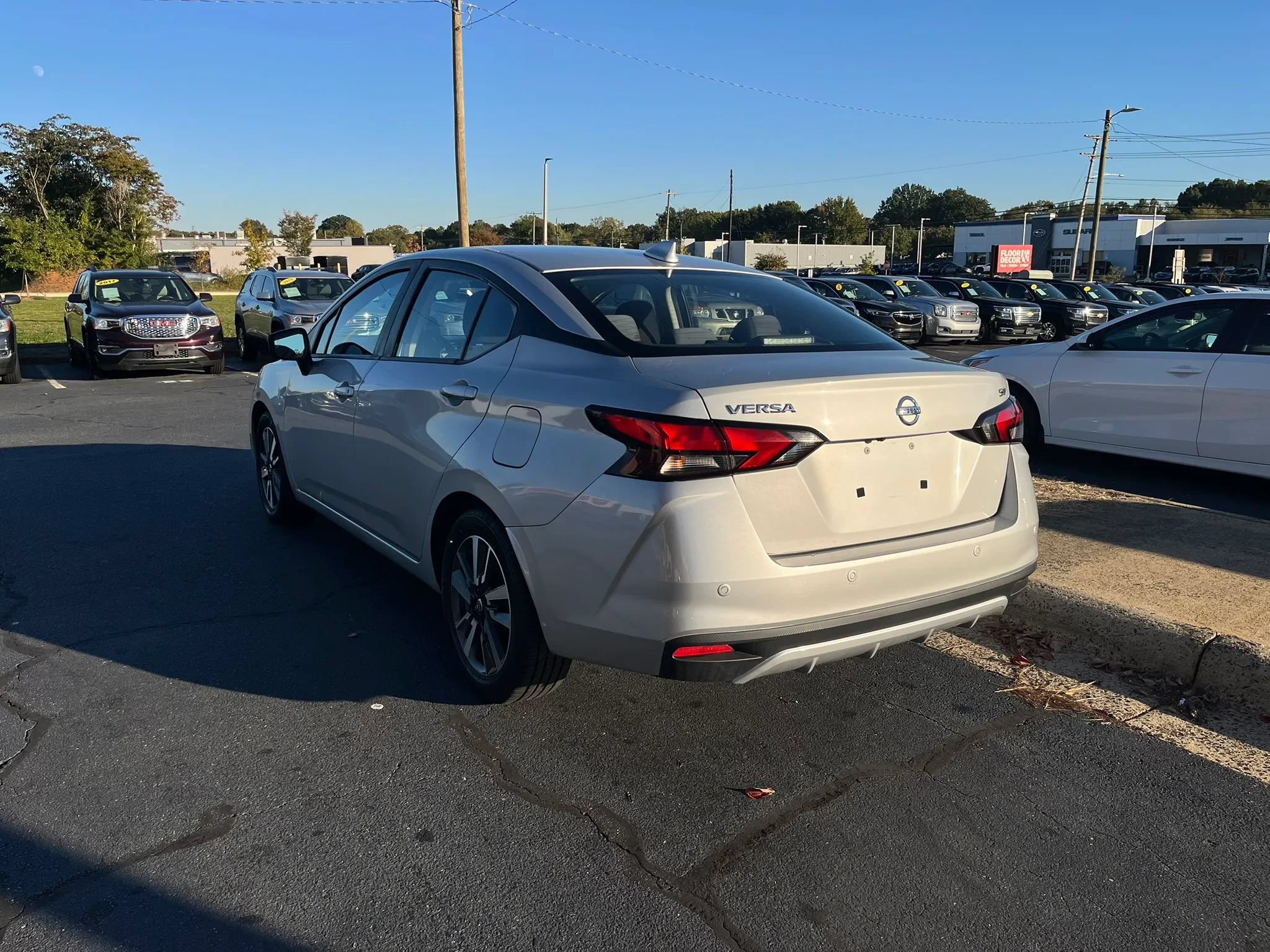 Used 2021 Nissan Versa SV FWD image 5