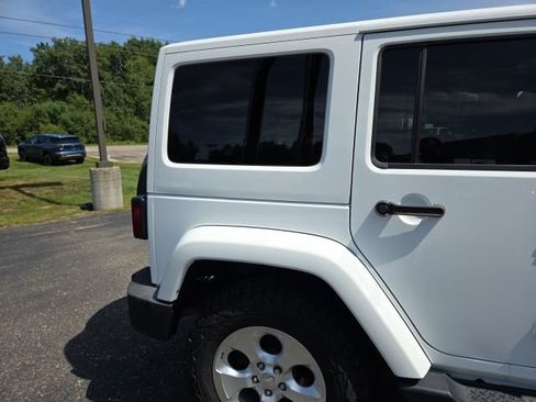 Used 2015 Jeep Wrangler Unlimited Sahara w/ Connectivity Group AWD/4WD image 12