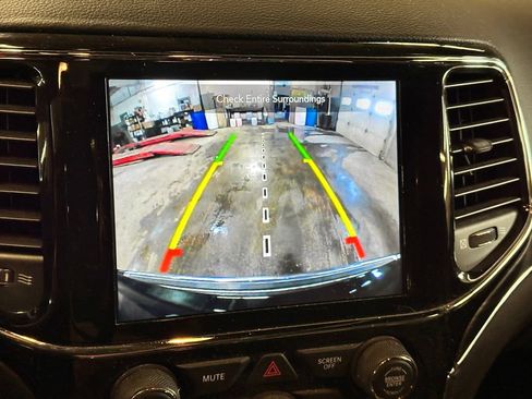 Used 2021 Jeep Grand Cherokee Limited w/ Luxury Group II AWD/4WD image 15