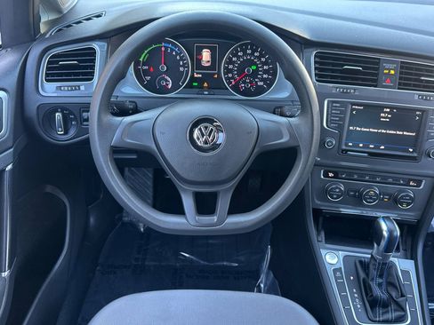 Used 2016 Volkswagen e-Golf SE w/ DC Fast Charging Package image 4