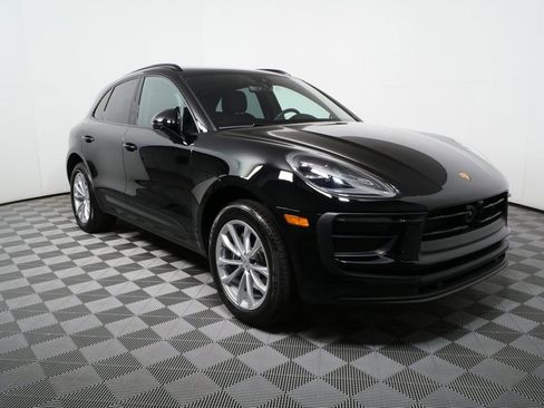 Certified 2025 Porsche Macan AWD image 27