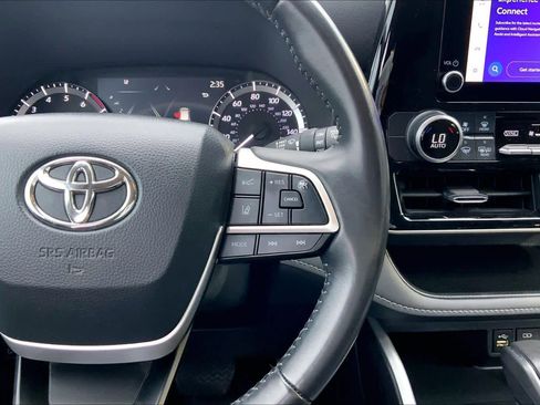 Used 2024 Toyota Highlander LE FWD image 24