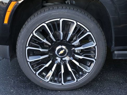 Used 2025 Chevrolet Suburban High Country AWD/4WD image 14