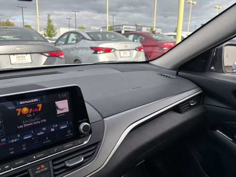 Used 2025 Nissan Altima 2.5 SR FWD image 35