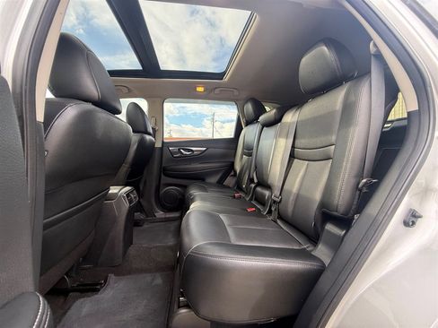 Used 2019 Nissan Rogue SL w/ Premium Package image 32