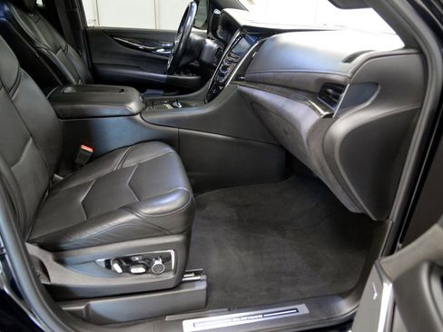 Used 2018 Cadillac Escalade Platinum image 31