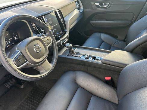 Used 2018 Volvo XC60 T5 Momentum w/ Convenience Package image 11