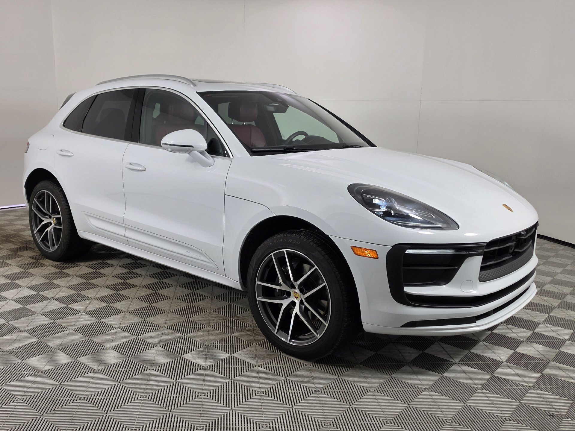 Used 2025 Porsche Macan AWD/4WD image 46