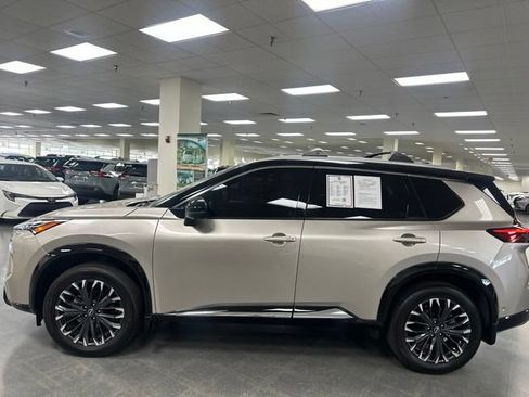 Used 2025 Nissan Rogue Platinum AWD/4WD image 4