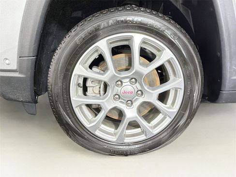 Used 2024 Jeep Compass Latitude w/ Sun and Sound Group AWD/4WD image 37